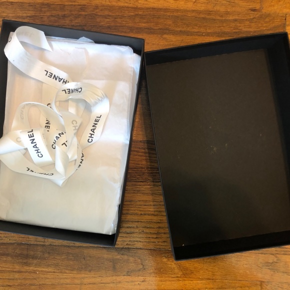 COPY - Authentic Chanel Box with ribbon - Picture 4 of 4